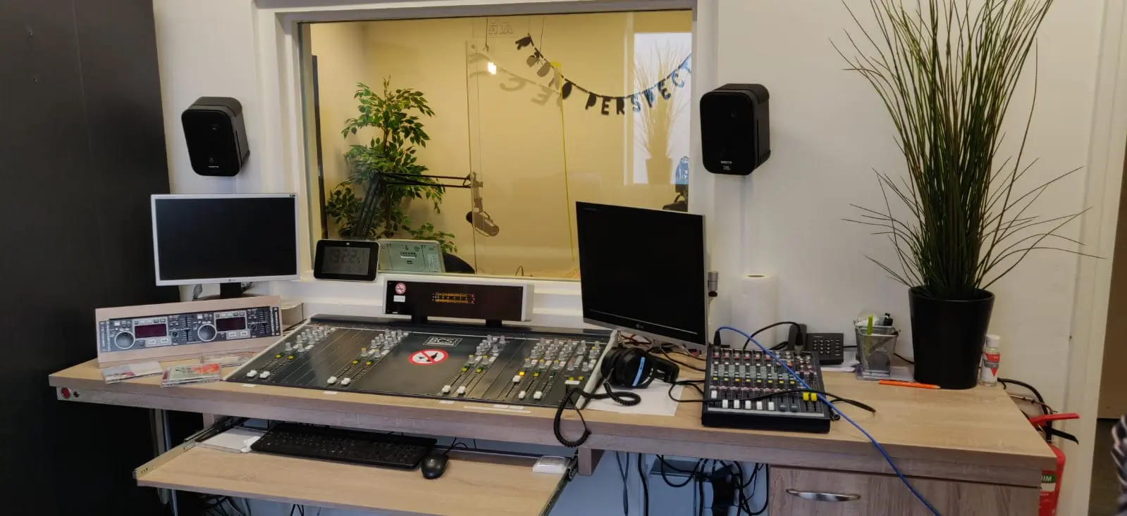 De techniekplek in de studio van Radio Perspectief